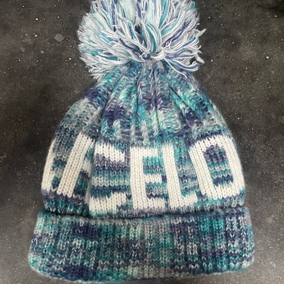 Barcelona Hat Toque pom-pom Robin Rooth NY From Pets-free, Smoke-free,mould-free - Picture 2 of 8